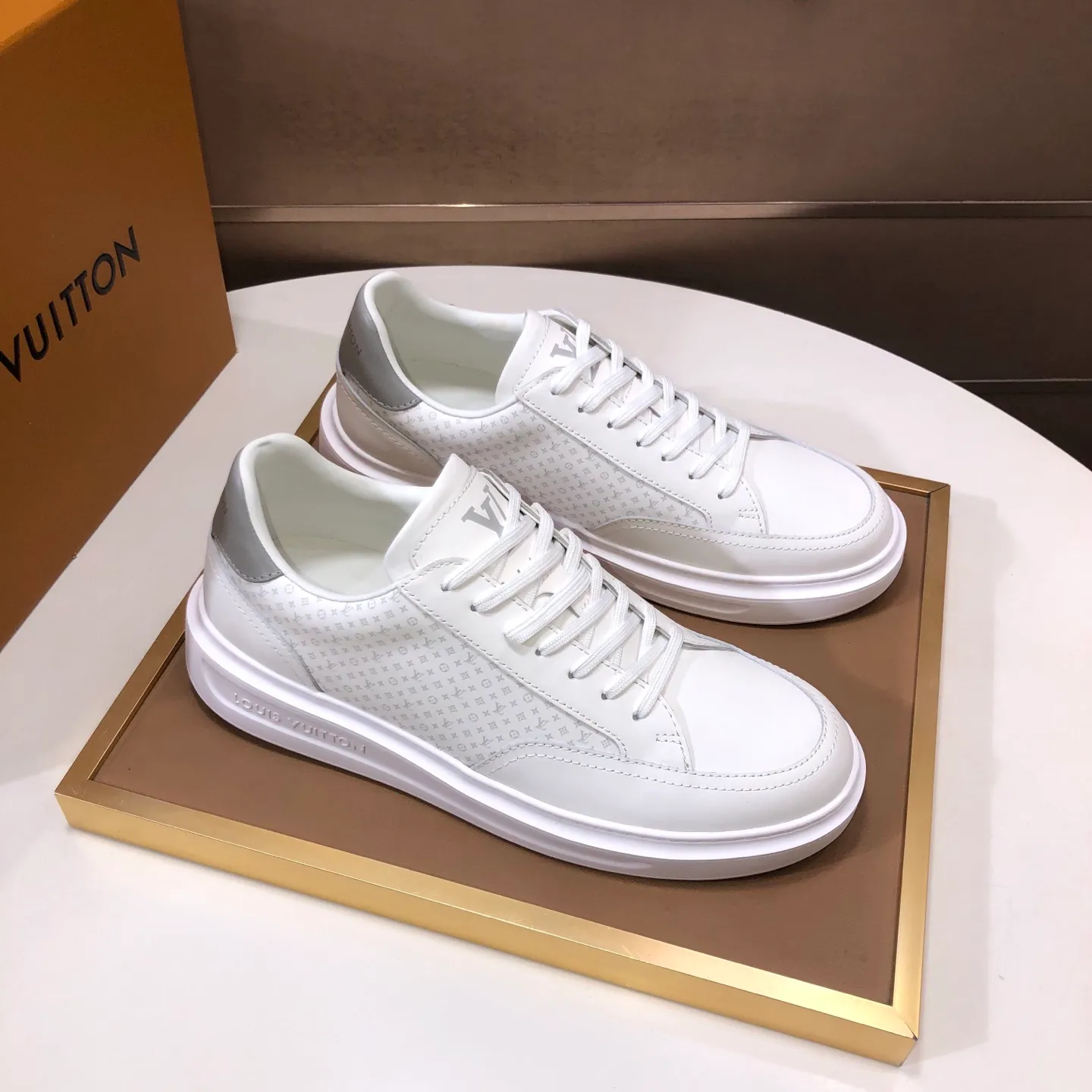 Factory batch 640💰original development, quality shipment, welcome to compare - LV sneaker series sports shoes introduce the loose silhouette of the ready-to-wear series into the spring and summer men's wear shows and make an eye-catching appearance. The cow leather upper is combined with rough fabric laces, and colorful beading highlights the brand's classic elements. LV letters mark the tongue and Monogram floral outsole. Mixed materials Made of top-grain cowhide, thick shoelace design, large Monogram print on the side, mesh lining and cotton feet, the comfort is as extreme as ever, premium heritage, quality first, worth owning! Size: Men’s 38-45 (45 is custom-made and cannot be returned or exchanged)